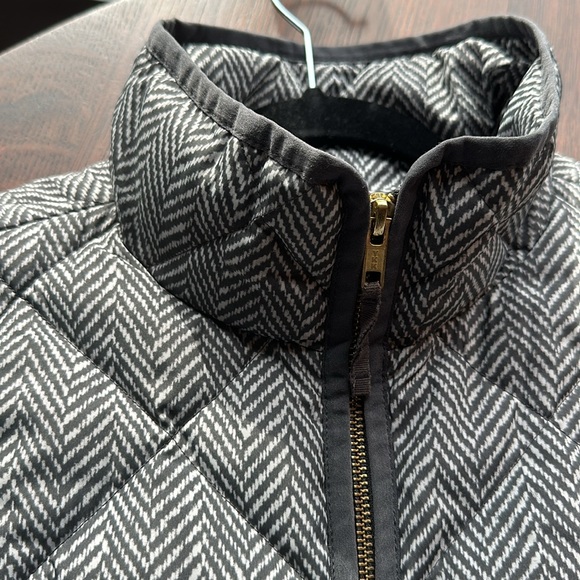 L J. Crew Women’s down herringbone ‘Excursion’ vest. Grey & white/grey trim. EUC - Picture 4 of 15